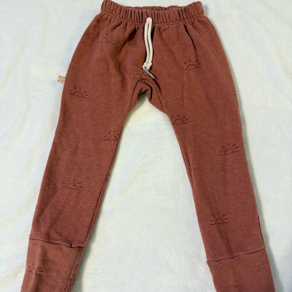 Skinny Joggers in rust color with sunset print
